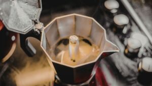 Il borbottio e l’aroma: una giornata per la Moka, simbolo senza tempo