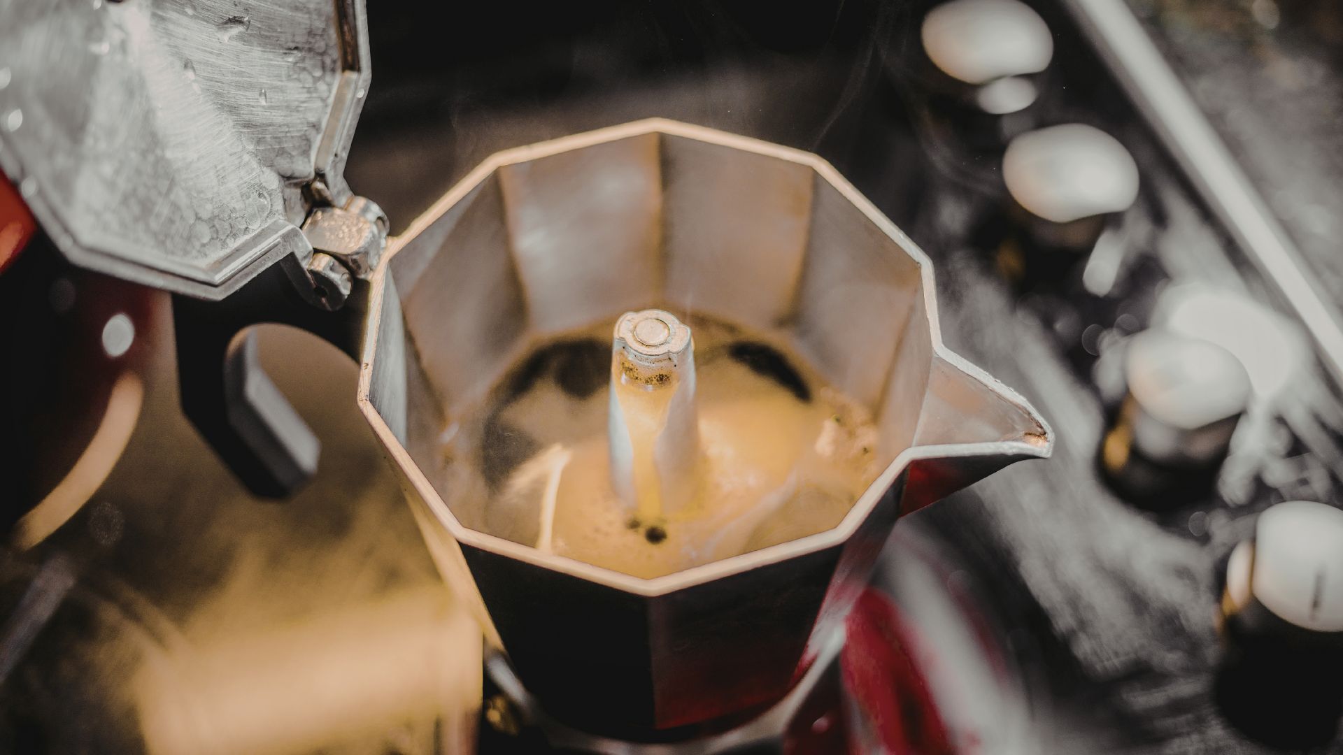 Il borbottio e l’aroma: una giornata per la Moka, simbolo senza tempo